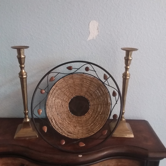Brass candles holder and woven basket - Picture 5 of 10